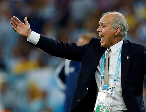 Argentina's head coach Alejandro Sabella shouts instructions during the group F World Cup soccer match between Argentina and Bosnia at the Maracana Stadium in Rio de Janeiro, Brazil, Sunday, June 15, 2014. AP