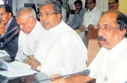 Taking stock: Chief Minister Siddaramaiah at meeting with Palike officers at the Vidhana Soudha on Monday. City in-charge Minister Ramalinga Reddy (left) and Mayor Satyanarayana (right) are with him. Dh Photo