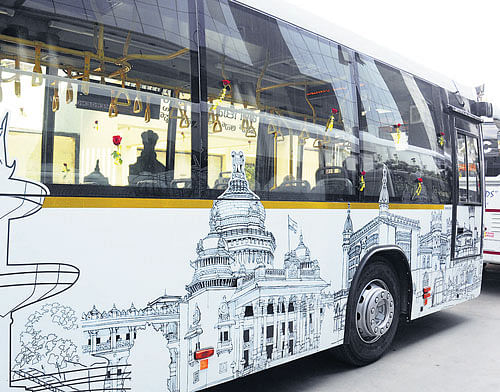 MANYTAKERS:  The Hop On Hop Off buses are gaining popularity in the City. DH PHOTO BY DINESH SK