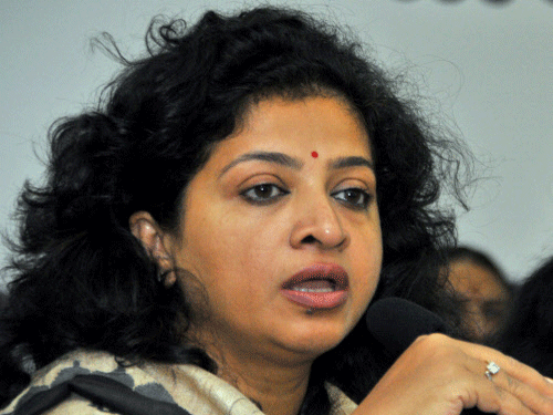 Mahila Congress chief and party spokesperson Shobha Oza said that the government's priority right now should be checking price rise and inflation in place of 'some political vendetta' like removal of Governors or Chairpersons of some Commissions. DH file photo