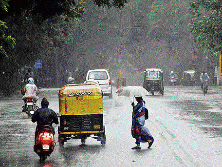 Monsoon magic: Normal life was disrupted in Davangere following intermittent rains on Wednesday. DH PHOTO