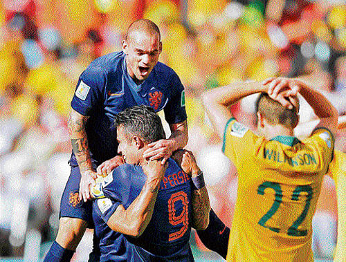 A long-range strike by substitute Memphis Depay gave the Netherlands a 3-2 win over Australia in a thrilling World Cup Group B game but a brave, hard-charging Socceroos side came close to earning a famous victory. Reuters photo