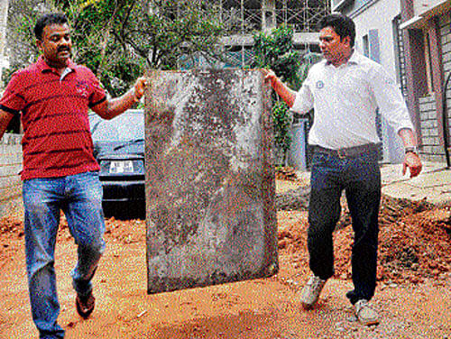 Freak accident: The centring sheet that fell on William  D'Souza  at the under-construction Brigade Magnum apartment in Amrutahalli on Thursday. D'Souza died in a hospital later. dh photo