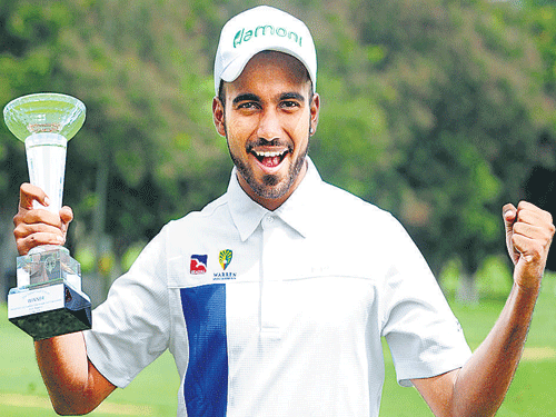 Samarth Dwivedi poses with the title after winning the Tata Steel Southern India Amateur Golf Championships at the Karnataka Golf Association&#8200;on Friday. DH photo