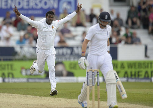 Sri Lanka's Angelo Mathews (L) celebrates as England's Joe Root leaves the field after being dismissed during the second cricket test match at Headingley cricket ground in Leeds, England June 21, 2014. Reuters photo