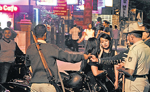 It was well past midnight. Elsewhere, as most Bangaloreans dipped into deep sleep, the city's core stood wide awake. Lost in weekend chatter, hundreds lingered on the streets, in restaurants serving hot midnight snacks, in pubs where liquor flowed. For they all knew, the 1 am weekend deadline had just been extended by another full year. DH photo