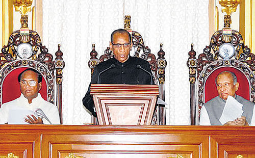 Andhra Pradesh Governor E S L Narasimhan (centre)  addresses the joint session of the Legislature on Saturday. DH photo