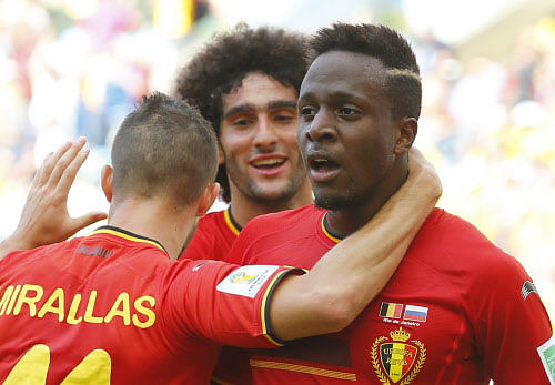 Belgium's Kevin Mirallas and Marouane Fellaini (C) celebrate with teammate Divock Origi (R) who scored a goal during their 2014 World Cup Group H soccer match against Russia at the Maracana stadium in Rio de Janeiro June 22, 2014. REUTERS