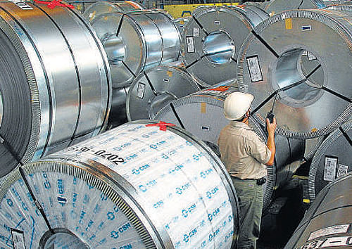 Kickstarting the process of 5 per cent stake sale in SAIL, the Disinvestment Department on Monday held a meeting with merchant bankers and steel ministry officials to move ahead with it.