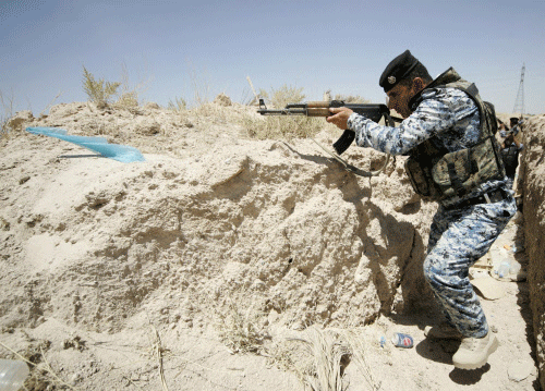 A member of the Iraqi security forces takes position during a patrol looking for militants of the Islamic State of Iraq and the Levant (ISIL) at the border between Iraq and Saudi Arabia, June 23, 2014. Reuters photo