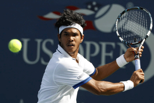 Somdev Devvarman battled hard for more than three hours but had to swallow yet another bitter first-round defeat as he bowed out of the Wimbledon championships after losing his marathon opening match to 15th seeded Polish Jerzy Janowicz, here today. Reuters file photo