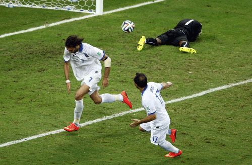 Greece's Giorgios Samaras (L) celebrates after scoring a penalty against Ivory Coast during their 2014 World Cup Group C soccer match at the Castelao arena in Fortaleza June 24, 2014. REUTERS