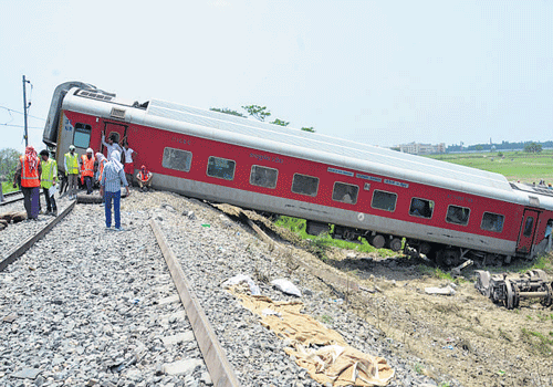 The derailed bogies of the Rajdhani Express near Vishnupur village in Chapra. DH photo