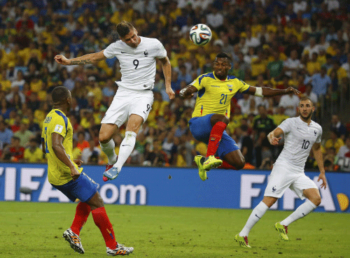 Ecuador's Gabriel Achilier (2nd R) jumps for the ball with France's Olivier Giroud during their 2014 World Cup Group E soccer match at the Maracana stadium in Rio de Janeiro June 25, 2014. Reuters photo