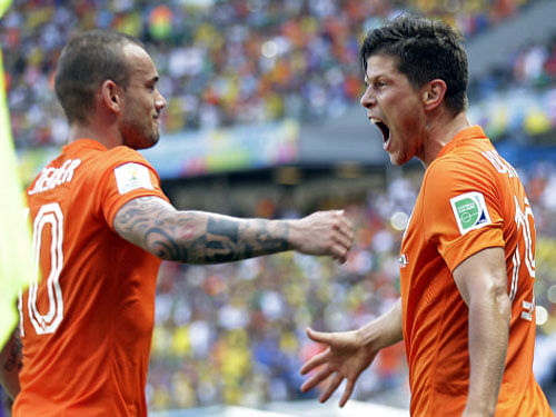 Klaas Jan Huntelaar scored an injury-time penalty to send the Netherlands into the quarterfinals of the World Cup with a hard-fought 2-1 win over Mexico in the second round at here today. AP photo