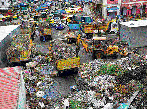 The truck drivers ferrying garbage are reportedly offering a bribe of Rs 500 per truck to the residents of Mandur to allow them to dump more than 200 truckloads. DH photo