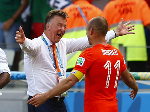 Netherlands coach Louis van Gaal celebrates with Arjen Robben after winning their 2014 World Cup round of 16 game against Mexico at the Castelao arena in Fortaleza June 29, 2014. REUTERS