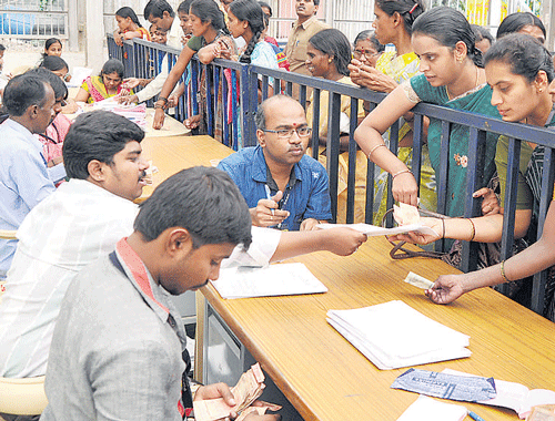 With Bruhat Bangalore Mahanagara Palike (BBMP) planning to fill 4,000 vacant posts of pourakarmikas, a steady beeline of aspirants have been beseiging the corporation head office. DH photo
