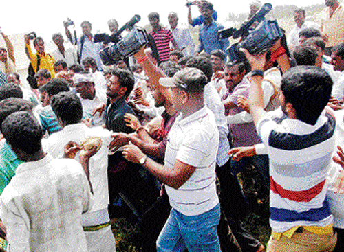 More than 10 persons were injured in a group clash involving the residents of Malenahalli village in Belur taluk, Hassan district, and the residents from 13 villages of Chikmagalur district, over the pipeline laying project on Friday. DH photo