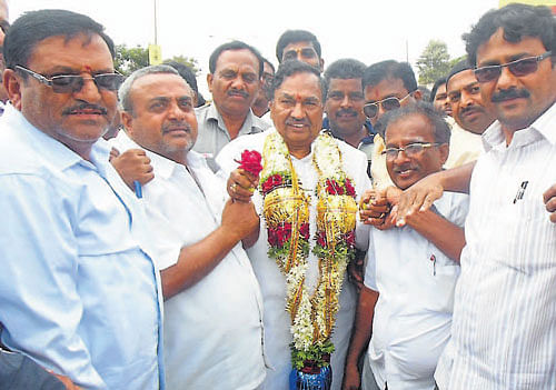 BJP workers felicitate Legislative Council Opposition leader K S Eshwarappa at Kadur on Saturday. Eshwarappa was on his way to Shimoga. DH Photo