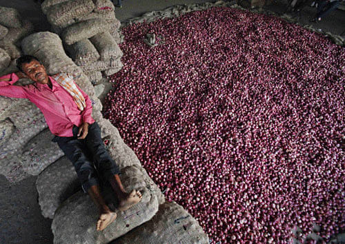 Farmer Ranganath Watpade made a killing last year by putting off selling his onions until four months after he harvested them. This year, the same trick has backfired. Reuters photo