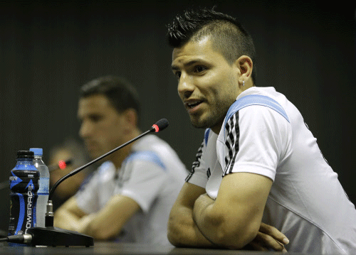 Argentina's Sergio Aguero, right, speaks during a news conference next to teammate Maxi Rodriguez, left, in Vespesiano, near Belo Horizonte, Brazil. AP photo