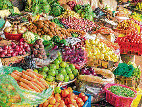 The State government has decided not to go by the Union government's advice to de-list vegetables and fruits from the list of notified commodities under the Karnataka Agriculture Produce Marketing Committee (APMC) Act to fight food inflation and, instead, it wants to organise 'raitara angala' on the lines of neighbouring Tamil Nadu. DH photo