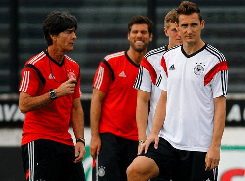 Germany's coach Joachim Loew (L) conducts a training session with players Miroslav Klose (R) and Toni Kroos (2nd R) in Rio de Janeiro July 12, 2014, ahead of their 2014 World Cup Final soccer match against the Argentina on Sunday. REUTERS
