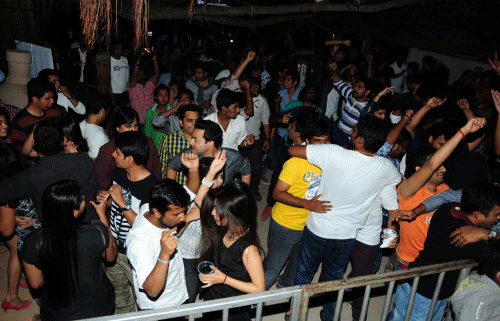 Bar and pub owners were thrilled when the City police recently permitted them to remain open till am on Fridays and Saturdays but it may be a short-lived celebration as a section of the traders themselves is opposing the new timings, saying the police are harassing them. / Dh file photo