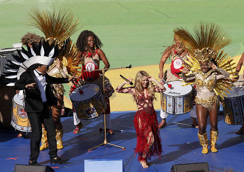 Shakira (C) and Carlinhos Brown (L) perform 'La La La' (Brazil 2014) during the 2014 World Cup closing ceremony at the Maracana stadium in Rio de Janeiro July 13, 2014. REUTERS