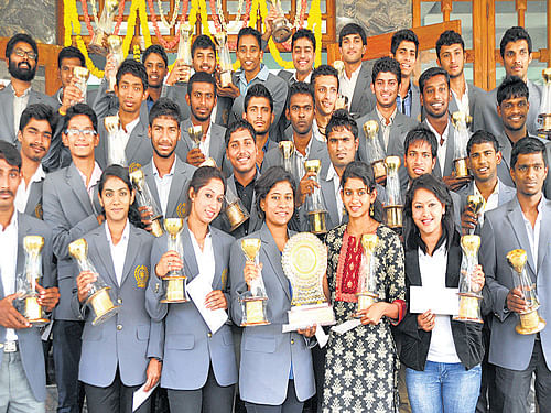Sportspersons who were honoured by the Bangalore University on Thursday. DH photo