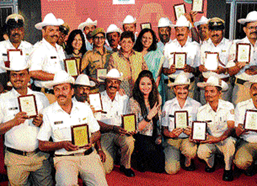 worthy winners Traffic cops pose for photographers with their awards along with former IPS officer Kiran Bedi, Biocon chief Kiran Mazumdar Shaw and others on Thursday. DH photo