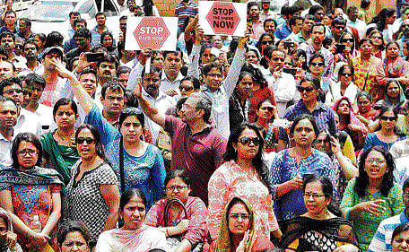 Parents of Vibgyor High demonstrate against the school management in Marathalli in Bangalore on Thursday. DH Photo