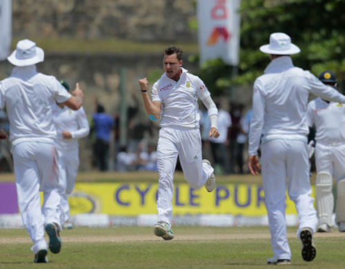South African bowler Dale Steyn, center, celebrates the dismissal of Sri Lankan batsman Dilruwan Perera, unseen, during the fifth day of the first test cricket match between Sri Lanka and South Africa in Galle, Sri Lanka, Sunday, July 20, 2014. AP photo