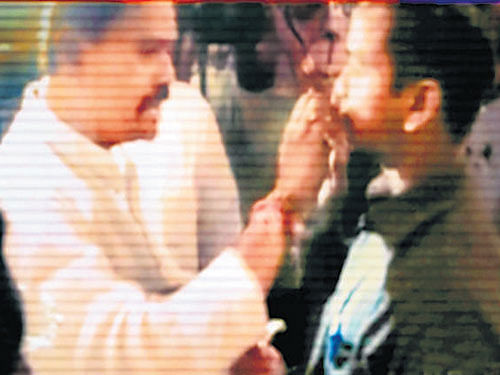 Shiv Sena MP Rajan Vichare forcing a Muslim staff in Maharashtra Sadan, New Delhi, to eat chapati during Roza. PTI photo