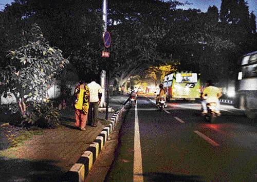 Dangerous: The lack of proper streetlights on Kamaraj Road is a threat to safety.  dh photo by Kishor kumar bolar
