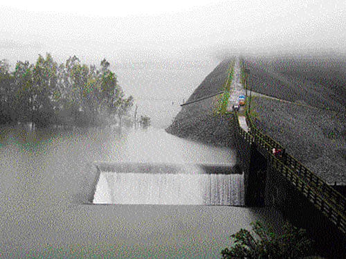 breathtaking: The picturesque Savehaklu dam that reached its maximum level of  582 metres, in Hosanagar taluk of Shimoga district. dh photo