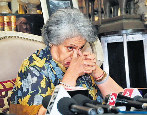 Pramoda Devi Wadiyar breaks down while addressing the press at the Amba Vilas Palace in Mysore on Saturday.  DH PHOTO