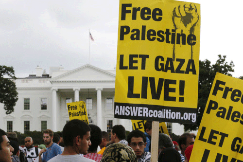 Thousands of protesters gather during a rally to demand an end to the conflict in Gaza, outside the White House in Washington August 2, 2014. Reuters photo