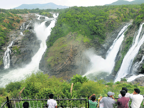 With the onset of monsoon, tourists flock places in theWestern Ghats to viewnature fromclose quarters, giving sizeable business opportunities for all the players in the industry.But with a lean monsoon, this season witnessed a slide in tourist inflows. PTI