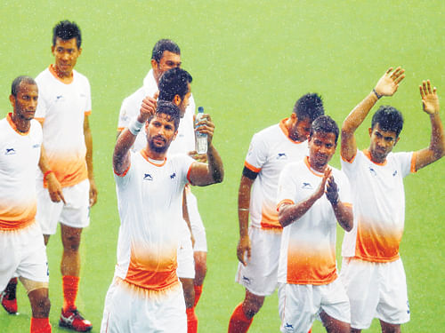 Indian players thank the fans after their final match against Australia in the Commonwealth Games in Glasgow on Sunday. Australia won the gold with a 4-0 verdict. AP