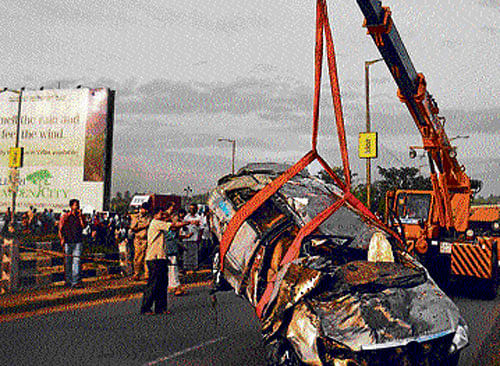 Tragic: Police along with the fire brigade personnel lift the car that had fallen into Shimsha rives close to Somanahalli near Maddur, with the help of a crane. (Below) Policemen  inspecting the car. dh photos