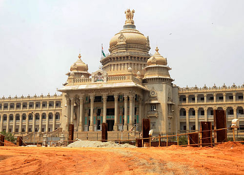 The hot seat of power, Vidhana Soudha, is unlikely to receive a No Objection Certificate (NoC) from the Karnataka State Fire and Emergency Services Department on account of lack of modern fire fighting equipment. DH file photo