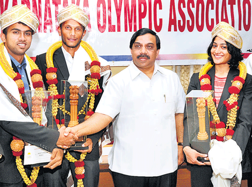 Karnataka Olympic Association President K Govindraj along with the medal winners fromthe State in the recently-concluded Commonwealth Games in Glasgow. DH PHOTO
