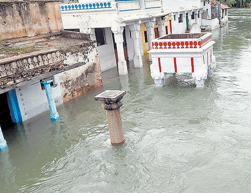 Many temples and monuments have been submerged in River Cauvery at Paschima Vahini in Srirangapatna taluk, Mandya district. DH photo