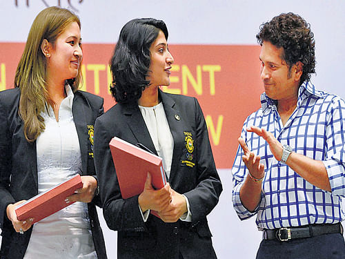 Cricket legend Sachin Tendulkar (right) greets Ashwini Ponnappa (centre) and Jwala Gutta during a felicitation function in New Delhi on Friday. The Indian duo won silver in women's doubles badminton at the recent Commonwealth Games. PTI