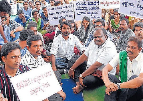 Future uncertain: JD(S) leader H D Kumaraswamy, along with candidates selected in the KPSC 2011 examinations, protest against the State government's order on re-exams, at the Freedom Park in Bangalore on Friday. dh Photo