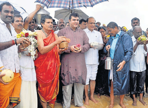 Minister Vinay Kumar Sorake and MLA Pramodh Madhwaraj offer flowers to sea, as a part of Samudra Pooja at Malpe on Sunday. DH PHOTOS