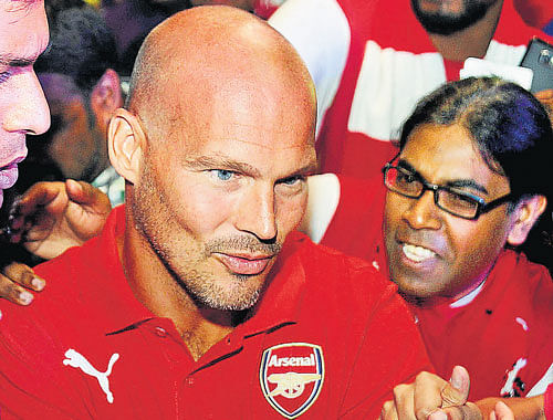 Fredrik Ljunberg with the fans in Bangalore on Tuesday. DH photo