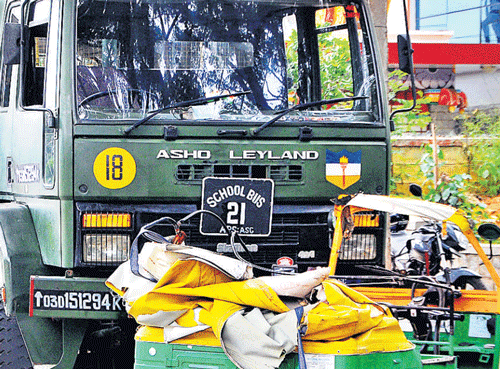 The Army truck which rammedan auto-rickshaw, killing a 55-year-old man, near TV Tower in JC Nagar in the City on Tuesday. DH photo